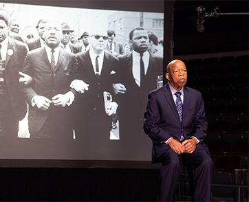 “โลกจะไม่มีวันเปลี่ยนแปลง ถ้าเรามัวแต่หวาดกลัว” ในตัวอย่างแรก “John Lewis: Good Trouble”